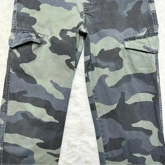 Simply Styled By Sears Camo Cargo Pants Size Large - Picture 7 of 16